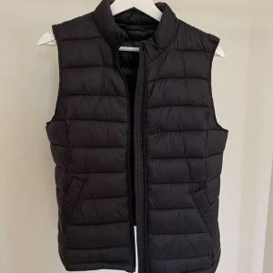 Svart dunväst från VILA - Svart dunväst från VILA. Storlek 36. Nyskick!😊🖤