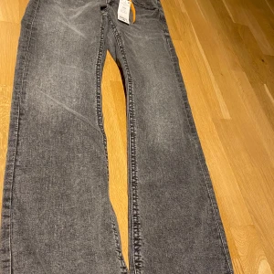 Helt nya utsvängda jeans från Gina Young! Storlek 164 - Snygga grå utsvängda jeans från Gina Young. De är helt oanvända och i fint skick. Säljes då de blev en för stor storlek när beställde 💗
