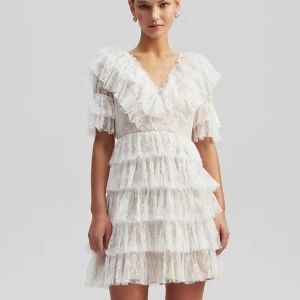 By Malina sky dress - Säljer by Malina sky klänningen i storlek M. Det är endast använd en gång och som ny💕en jättefin spetsklänning som perfekt för student eller fest💗 Skriv för frågor och bilder, nypris 2800💗💕