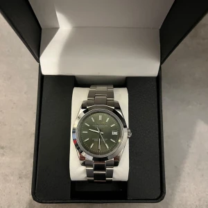 Green Oyster Seiko Mod - Utrustad med ett automatiskt urverk från Seiko NH35. Klocklåda samt verktyg för att ta bort länkar medföljer.  Vid frakt, packar vi klockan säkert. Hör av er vid fler frågor/bilder!