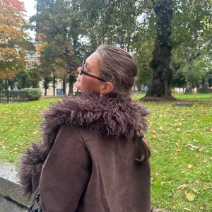 Brun mockajacka med pälsdetaljer - Säljer denna super snygga mocka jacka med pälsdetaljer från Moa Matsson kollektion för NAKD, helt slutsåld. Väldigt bra skick och endast använd ett fåtal gånger. Storlek 36