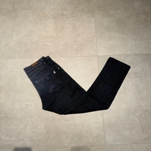 Dondup w30 - Dondup W30|Modellen är 168 och väger 53|💴| Längd 92,5 cm och midjemått 37.5 cm|🍀| Skriv vid fundering eller prisförslag så löser vi det!😄