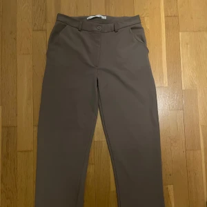 Bruna kostymbyxor - Snygga bruna kostymbyxor med låg midja 