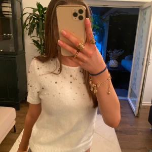 Vit kortärmad tröja med pärlor - Vit kortärmad tröja med pärlor 