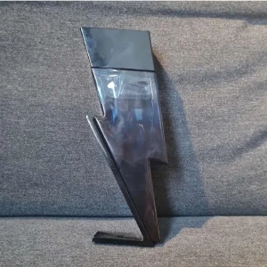 Parfymflaska i form av en blixt - Unik parfymflaska formad som en blixt, med en modern och stilren design. Flaskan är svart och transparent, vilket ger en cool och edgy look. Perfekt för den som vill ha något annorlunda på parfymhyllan.