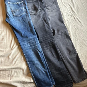 3-par Replay jeans - Säljer tre par av mina Replay jeans som jag inte använder längre. Samlings pris=1199kr, styck pris=499kr De varierar lite i storlek men passar perfekt för dig som normalt sett har stl 30/30, om du vill veta exakta storlekar så är det bara att höra av dig i Dm! 
