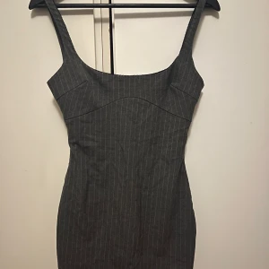 Grå randig klänning - Skit snygg klänning från Zara som sitter som en smäckkkk!!! Tyvärr för liten för mig 