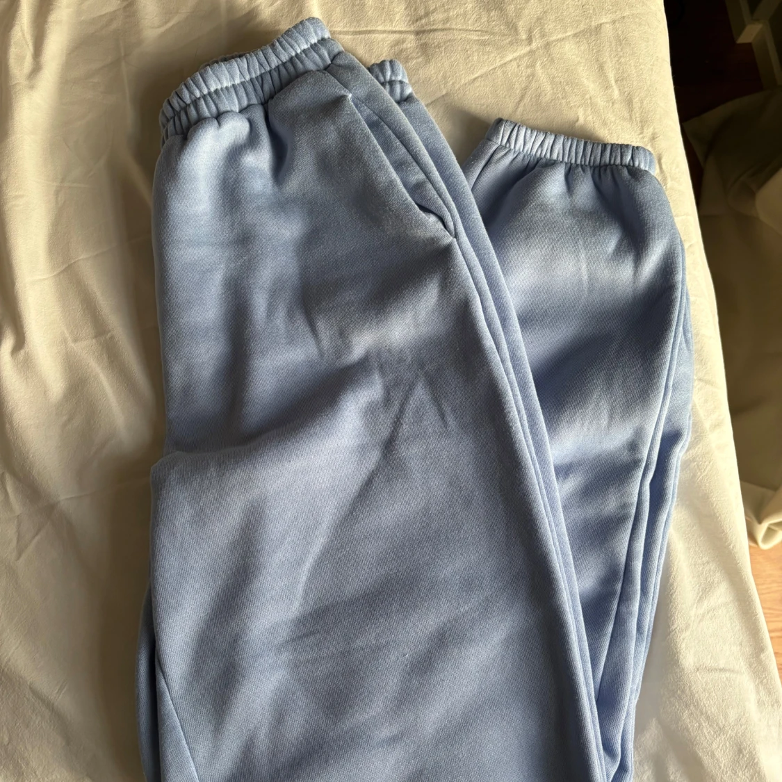 Ljusblå croppad tröja och byxor - 2