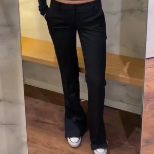 Low waist bootcut kostymbyxor bikbok - Säljer dessa såå fina kostymbyxorna från bikbok med slits 💓💓
