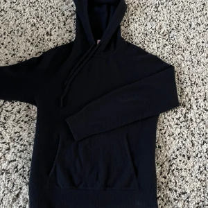 Mörkblå Kashmir hoodie  - Säljer nu en mörkblå Kashmir hoodie från From Future. Den är i storlek S och är i ett bra skick. Ny pris ca 2500 , mitt pris 800. Hör av er vid frågor eller vid funderingar. Pris kan såklart diskuteras 😁