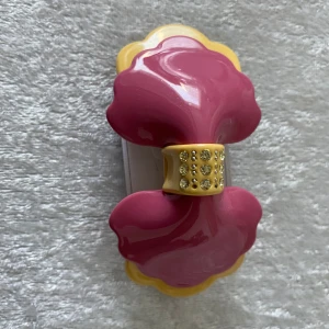 Färgglada hårklämmor med blommotiv - Säljer ett set med färgglada hårklämmor. En rosa och gul klämma med glittrande detaljer, en blå klämma med en stor pärlblomma, och en rosa klämma med en turkos blomma. Perfekta för att liva upp vilken frisyr som helst!  40kr/bild , helt ny , samma frakt 