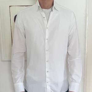 Vit Stentröms skjorta - Snygg och stilren vit skjorta med knappar framtill. Perfekt för en klassisk look eller med kavaj. S/M