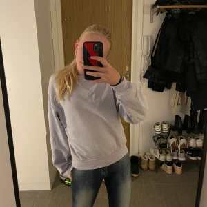 Ljusgrå sweatshirt från Gina Tricot - Säljer en stilren ljusgrå/blå sweatshirt från Gina Tricot. Tröjan har en klassisk rund hals och långa ärmar med ribbade muddar vid ärmslut och nederkant. Perfekt för en avslappnad look. Går alltid att styla med snygga smycken. Hör av dig vid intresse! 😊