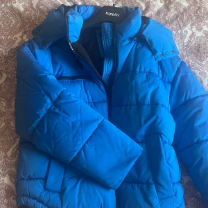 Blå dunjacka  - Säljer en snygg blå dunjacka från newyorker! Den är nästan oanvänd och har en lite kroppad modell! Nypris ca 300kr säljer för 200kr. Stl S men skulle säga mera som M💗