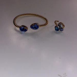 Guldarmband och ring med blå stenar - Caroline svedbom armband och ring i ljusblå!Säljer dessa tsm då de är matchande ring och armband🤗Dem är inte används mycke alls för jag inte gillar guld utan är mer för silver!Hör av er vid frågor💓