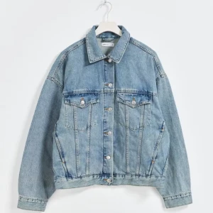 Blå jeansjacka  - Snygg blå jeansjacka från Gina tricot i storlek XS. Jättefin nu till sommaren och helt ny utan defekter!! Nypris 599kr, skicka för fler bilder och pris går att diskutera❣️❣️