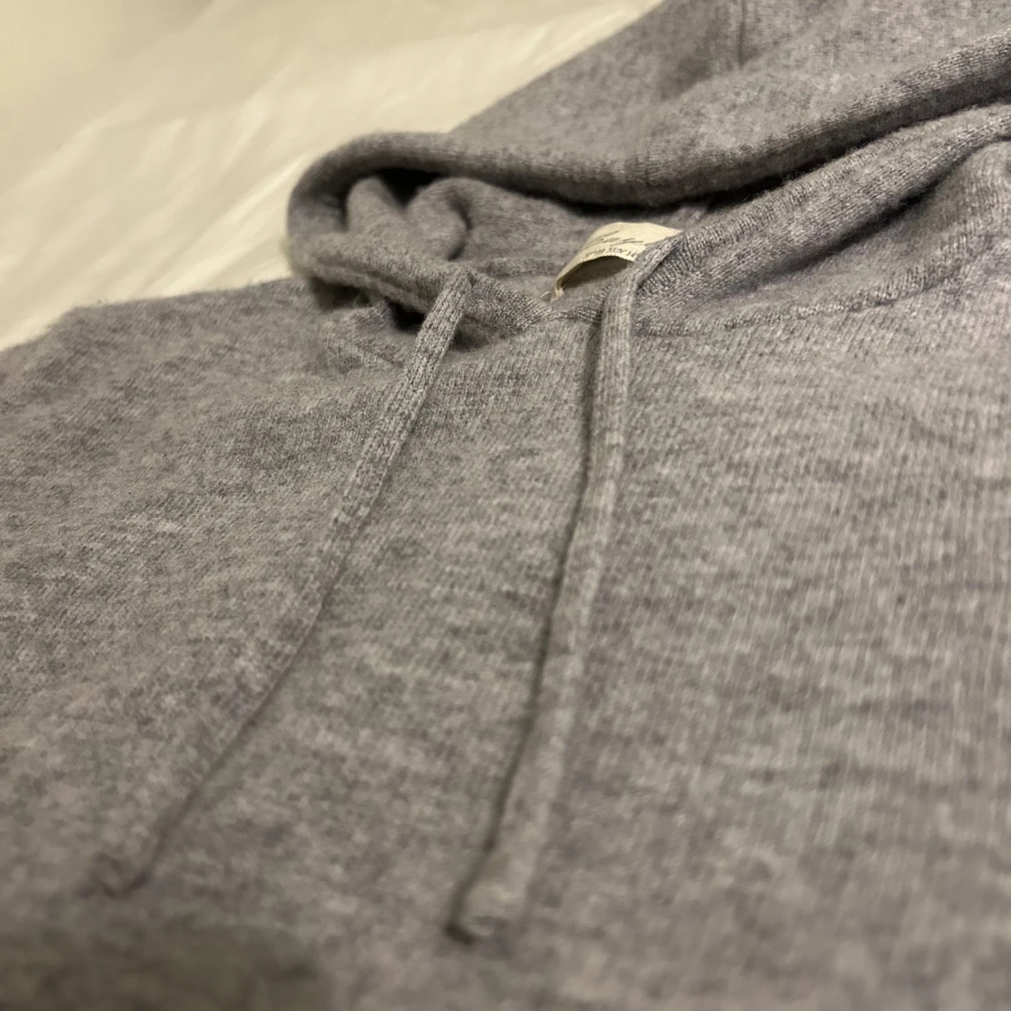 Grå kashmir hoodie från Sayless - 1