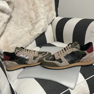 Valentio Rockrunner - Säljer mina Valentino Rockrunners pågrund av att de blivit för små. De har en snygg skinande glans yta av skin och len och skön mocka på bak och framsida. De är 9 av 10 skick bara en liten skråma på sidan men inget man ser eller känner av. Boxen har jag inte kvar tyvärr men de är äkta och köpt från valentinos hemsida. De är storlek 40,5. 