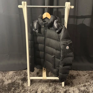Moncler Montegenvre - Moncler Montegenvre Skick: 9/10 Storlek: 1/S Färg: Grå Hör av er vid fler frågor eller funderingar!✌️😊// Hugo