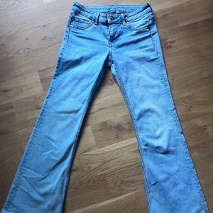 Ljusblåa lågmidjade jeans - Snygga ljusblåa lågmidjade jeans med bootcut. Använd fåtal gången och priset kan diskuteras💕💕