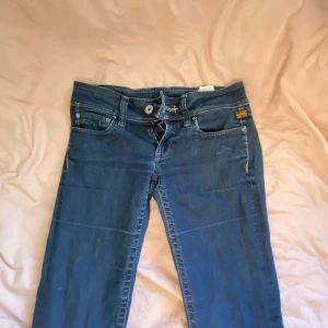 Low waist gstar jeans  - Hej jag säljer ett par skitsnygga jeans från G star som är köpta på Plick men var för kort i längden och därmed säljer jag dem. I bra skick men finns tecken på användning och det är bara att skriva för fler bilder😊