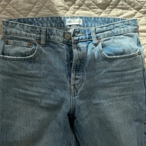Blå jeans från Zara - Snygga ljusblå jeans från Zara! De har en fransig nederkant som ger en trendig look. Perfekta för en avslappnad stil. 💙