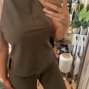 Två delad set - Snygg två delad set som ger en stilren look. Perfekt för att sticka ut med sin unika design. Passar bra till både vardag och fest.