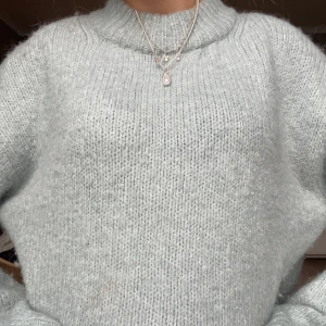 Ljusblå stickad tröja - Mysig ljusblå stickad tröja. Säljer då den ibte kommer till användning och är i jätte fint skick!!🩷🩷