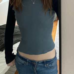 Brandy Melville topp  - Säljer denna snygga toppen från Brandy Melville. Sitter superfint på, passar runt XS-M. Väldigt sparsamt använd! Hör av er om frågor💕