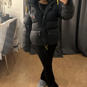 Svart fjällräven jacka❤️‍🔥 - Säljer en snygg svart dunjacka från Fjällräven Jackan har en normal passform och är perfekt för kyliga dagar. Den har en dragkedja och knappar framtill.❤️‍🔥det är en storlek M men känns som S.