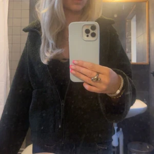 Teddyjacka HM - Jätte söt grön teddyjacka från hm🥰 andväny mycke men skulle säga att de inte syns direkt❤️