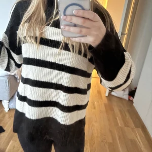 Svart och vit randig stickad tröja - Säljer en ä svart och vit randig stickad tröja. Tröjan är från Gina tricot Young, gammal kollektion. Men är knappt använd och därav säljer jag den. Strl 158-164 men är som en XS