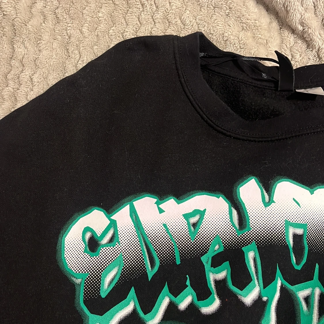 Svart sweatshirt med grön fjärilsdesign - 1