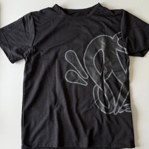 SynaWorld T-Shirt & Shorts - SynaWorld T-Shirt & Shorts sätt, väl behandlat och är helt nytt