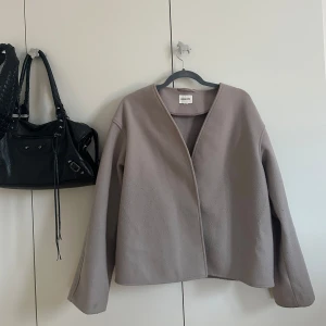 Beige/grå kappa - Säljer min SÅ fina kappa från Kappahl! Köpt för 799kr ⭐️💕passa S-L! svarar på alla prisförslag & frågor! 