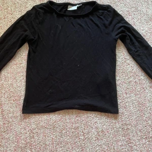 Svart långärmad topp från Gina Tricot - Säljer en stilren svart långärmad topp från Gina Tricot. Perfekt för lager-på-lager eller som den är. Enkel design som funkar till det mesta. 🖤