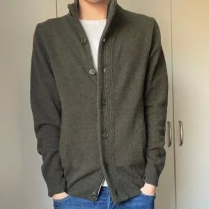 Barbour Cardigan - Hej! Säljer nu en riktigt snygg ull cardigan ifrån Barbour. | Använd någon enstaka gång så precis som ny | Riktigt sällsynt och eftertraktad som passar perfekt nu mot våren | Går att ha som både jacka eller som en tröja | Nypris på 2000 | Modellen är 180 Ingår även tagen samt extra tråd och knapp! | Hör av er vid frågor🌟