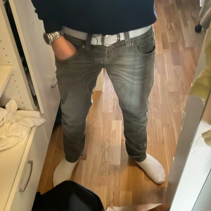 Grå jeans från Replay - Snygga grå jeans från Replay med en modern slim passform. Köpte dom på Plick förra veckan och fick dom 13/3 (igår). Använde dom idag i skolan men dom var för stora i midjan och blev konstiga med bältet så säljer vidare dom för samma pris (250) vilket var priset jag köpte dom för, inga köp utan att du skrivit!
