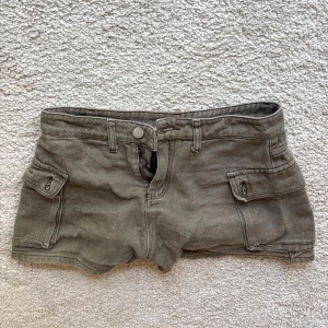 Cargo shorts - Khaki cargo shorts från cider! Storlek M men de är rätt små i storleken och passar inte mig som brukar bära S. Perfekta till sommaren💕