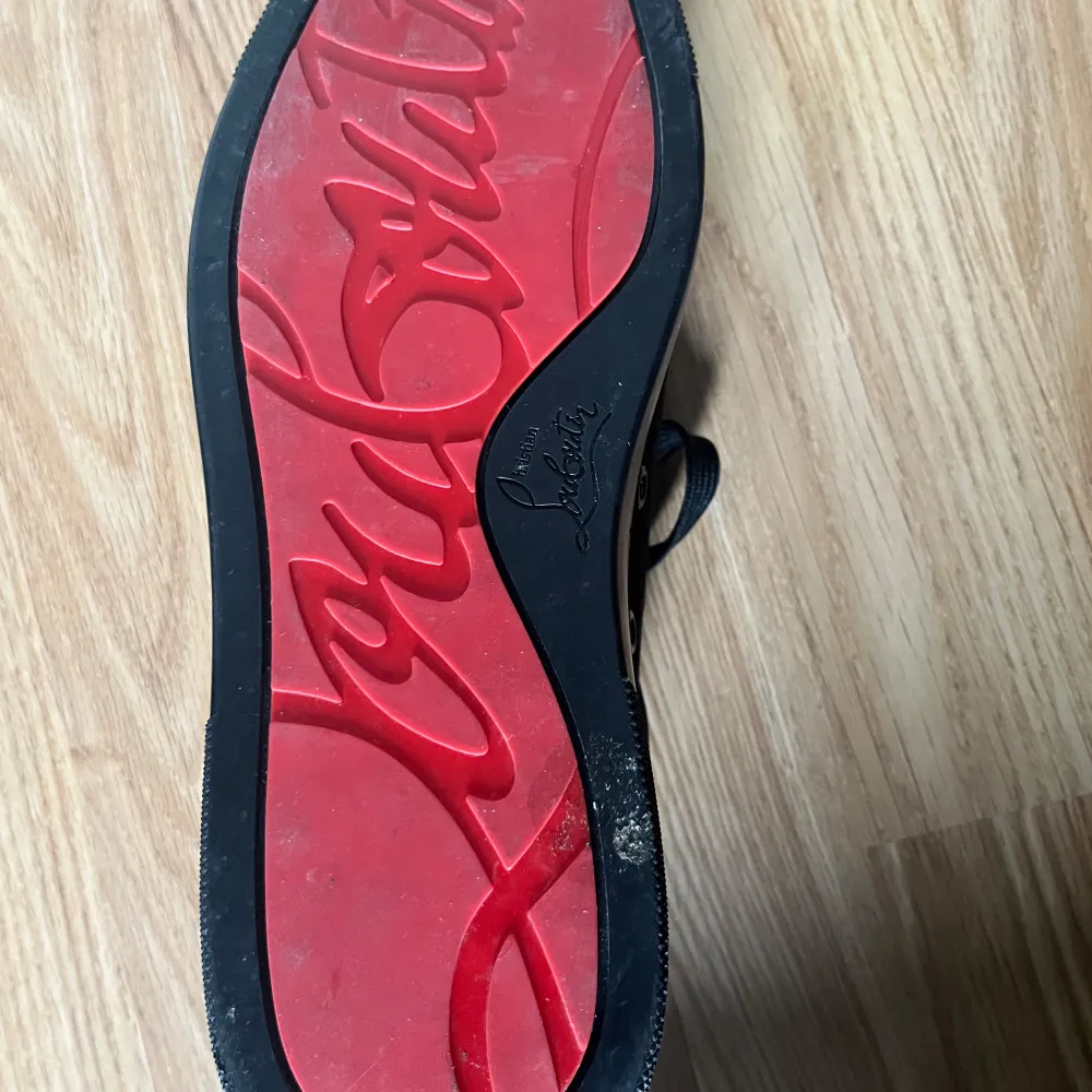 Riktigt feta svarta loubs med nitar. Använd fåtal gånger för att de är lite för stora. . Kengät.