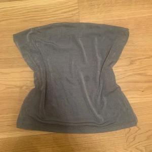 Grå tub topp - Tub topp med grått lite skimrigt tyg, har en gummi del upptill så den sitter kvar. 2000s y2k