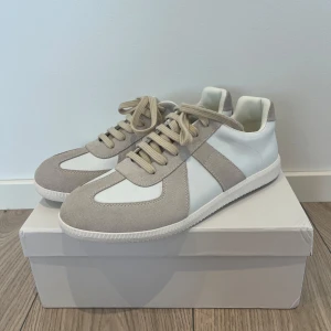 Maison margiela - Populära Mason margiela gats i vit och beige, dem är i nytt skick. Priset är inte hugget i sten, bara att skriva vid frågor! Köpta på plick så kan ej garantera äkthet.