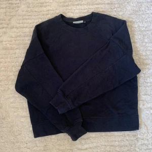 Mörkblå tröja från MQ - Säljer denna snygga mörkblåa tröja från MQ i märket Dobber då den inte passar längre på mig💞Använd ett fåtal gånger så ser väldigt ny och fräsch ut.