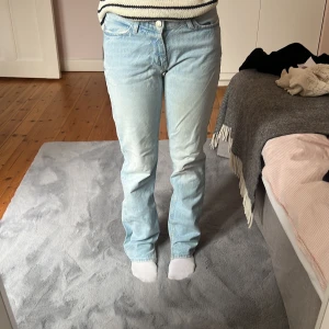 Lågmidjade jeans  - Ljusblåa lågmidjade jeans i storlek 34, men lite stor i storleken. Slitts längst ner. 
