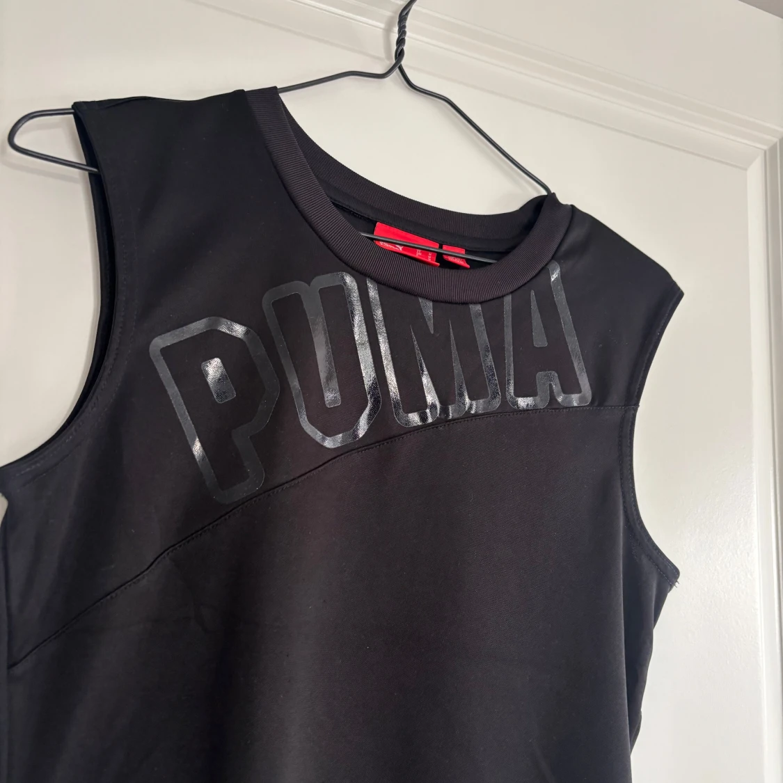 Svart ärmlös träningstopp från Puma - 1