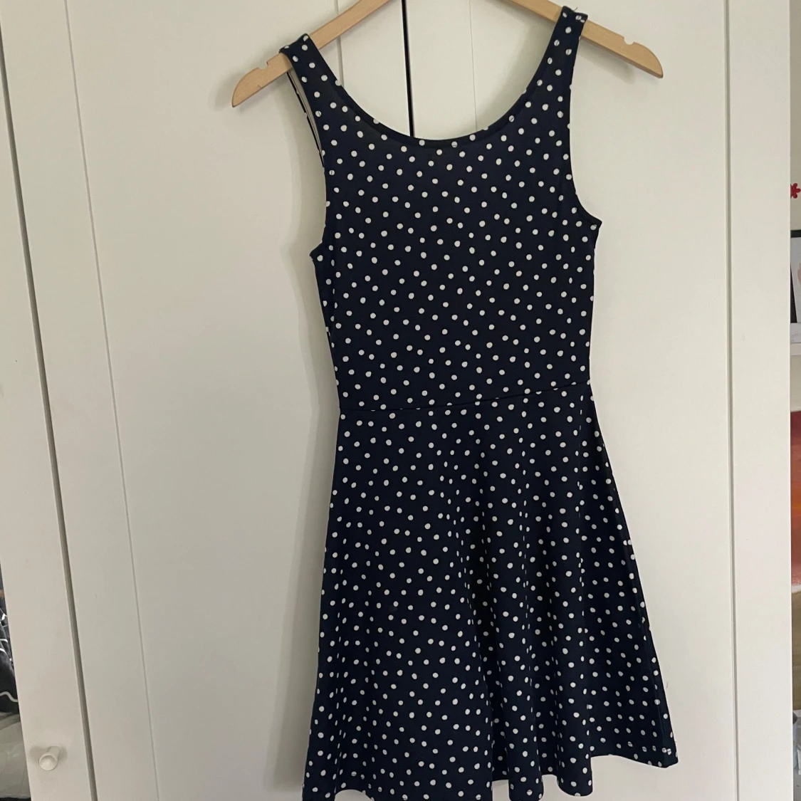 Mörkblå prickig klänning från H&M Divided - 2