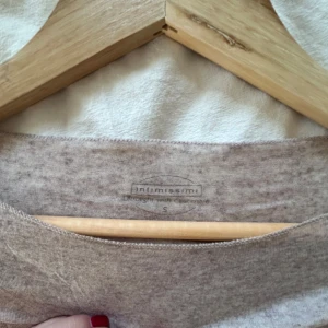 Intimissimi tröja - Säljer denna beiga intimissimitröja i mycket bra skick som tyvärr inte kommer till användning, endast använd fåtal gånger och inga defekter