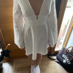 Slutsåld vit klänning från nakd  - Säljer denna helt nya klänning med prislapp kvar. Jättefin till studenten, storlek 32, öppen rygg 🤩