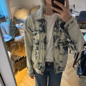Weekday jeansjacka - Säljer denna snygga vår- och sommarjacka