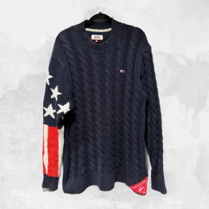 Tommy Hilfiger USA Flag Kabelstickad Tröja blå. - •Tommy Jeans Kabelstickad tröja USA Flag. Fint skick, inga skador. Den är i storlek S herr. Riktigt snygg USA Flagg design längs högra ärmen. Hör av dig vid frågor eller funderingar. Mvh Oliver🙂